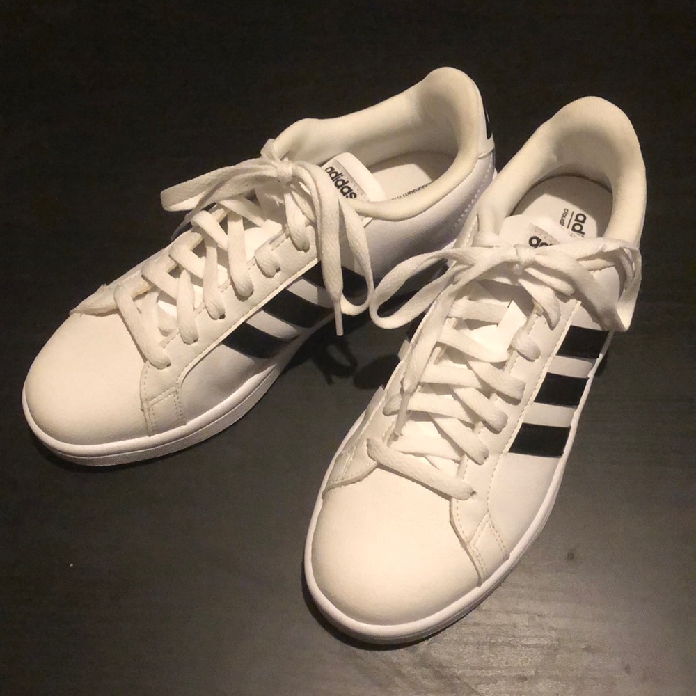 White Adidas Neo Cloudfoam sneakers